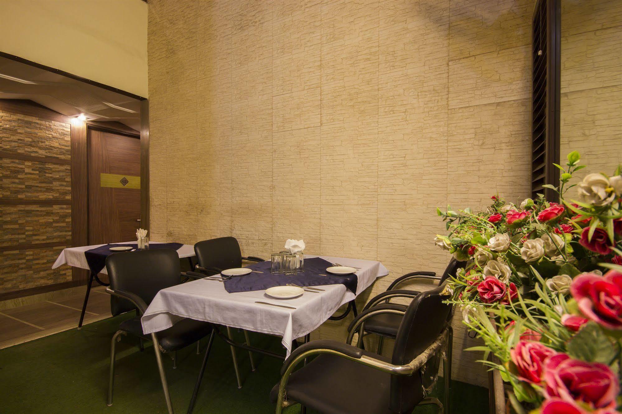 Hotel Sunstar Heights Delhi  Bagian luar foto