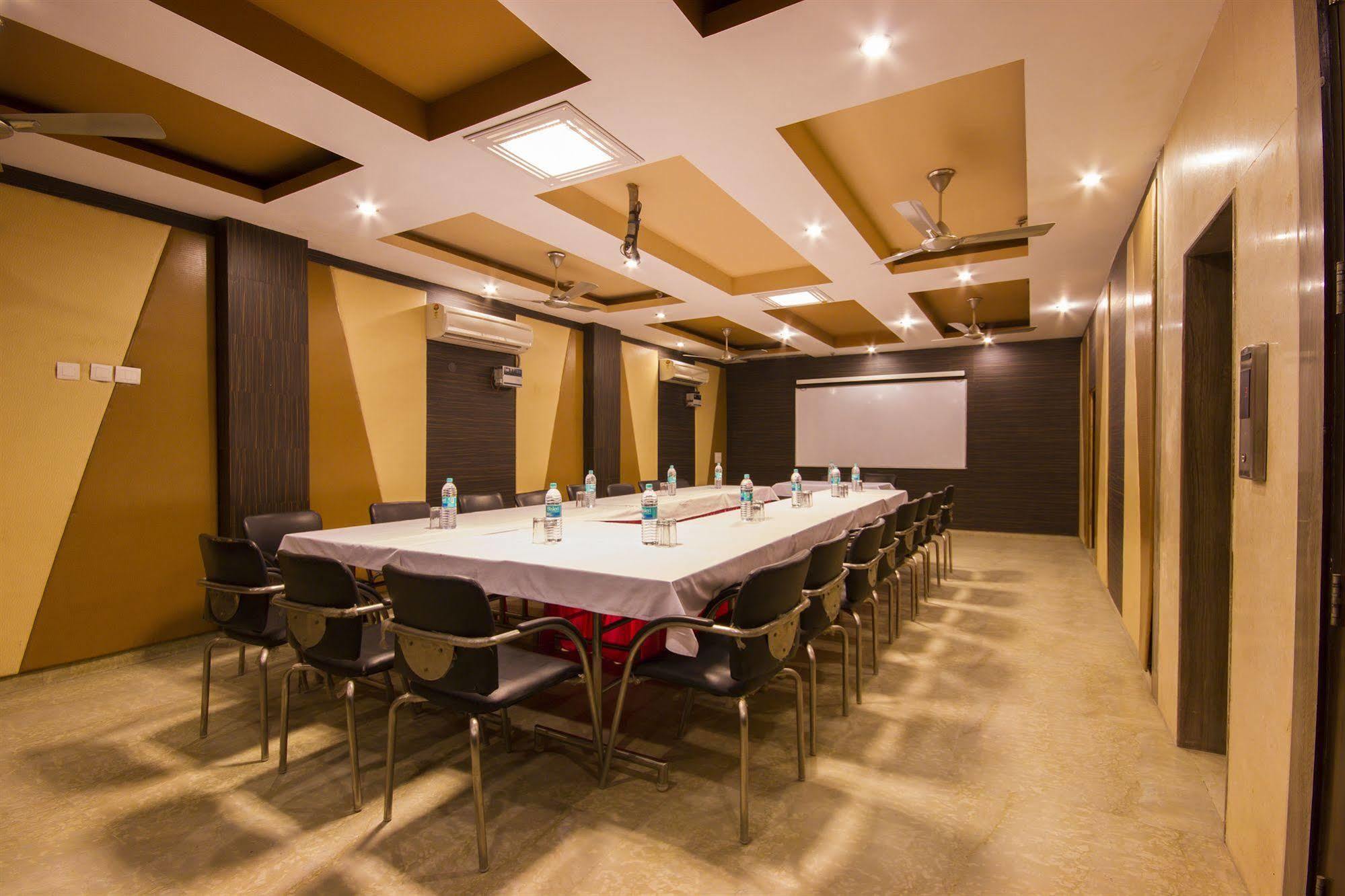 Hotel Sunstar Heights Delhi  Bagian luar foto