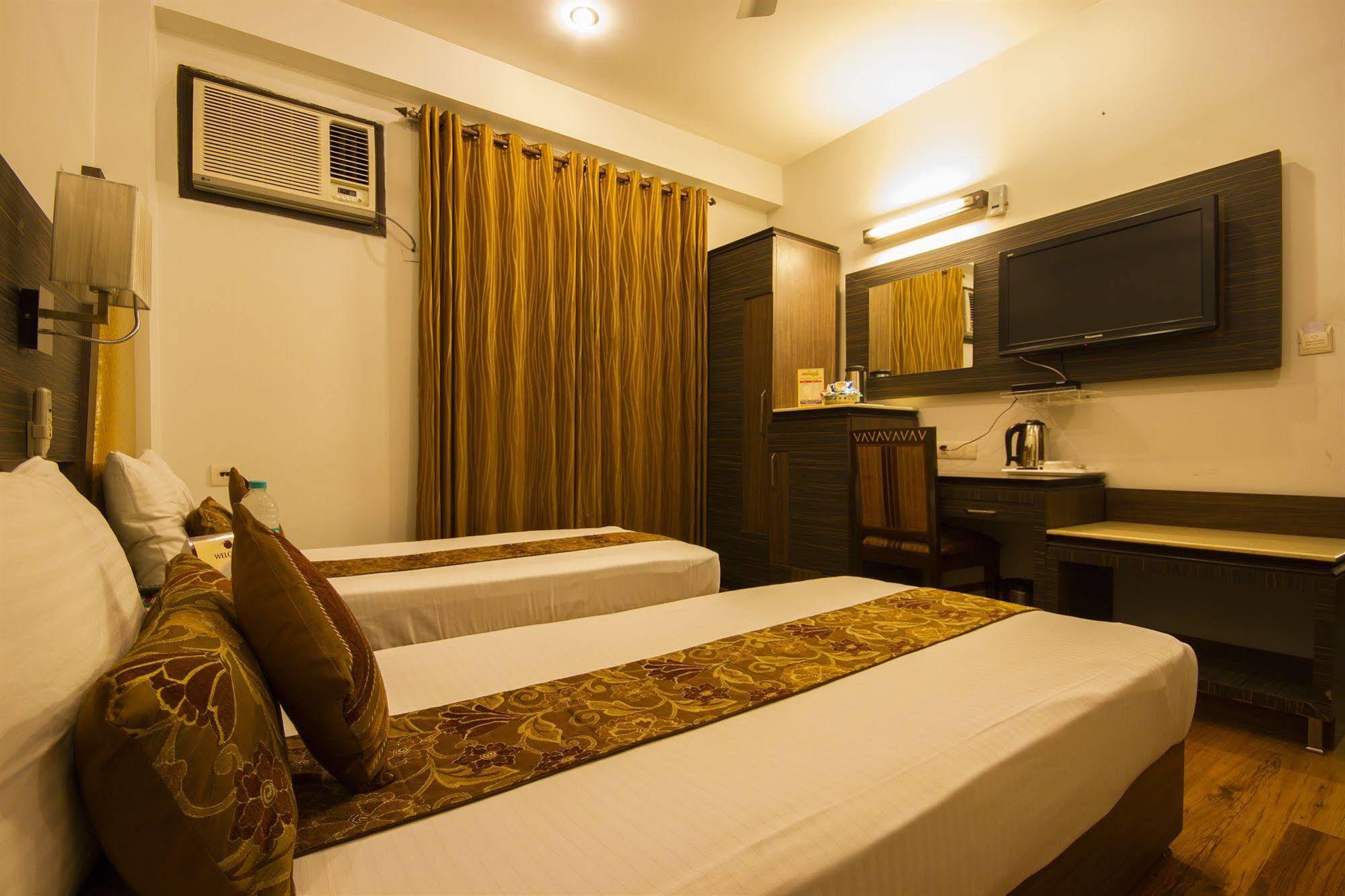 Hotel Sunstar Heights Delhi  Bagian luar foto